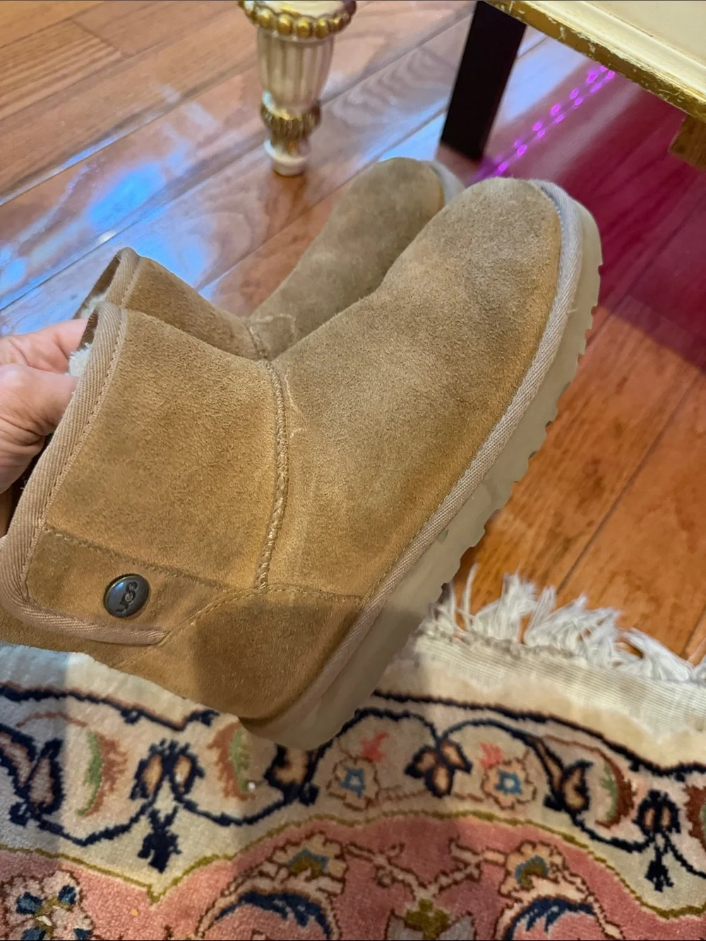 UGG Kids Boot in Chestnut Suede with Shearling size US 4
